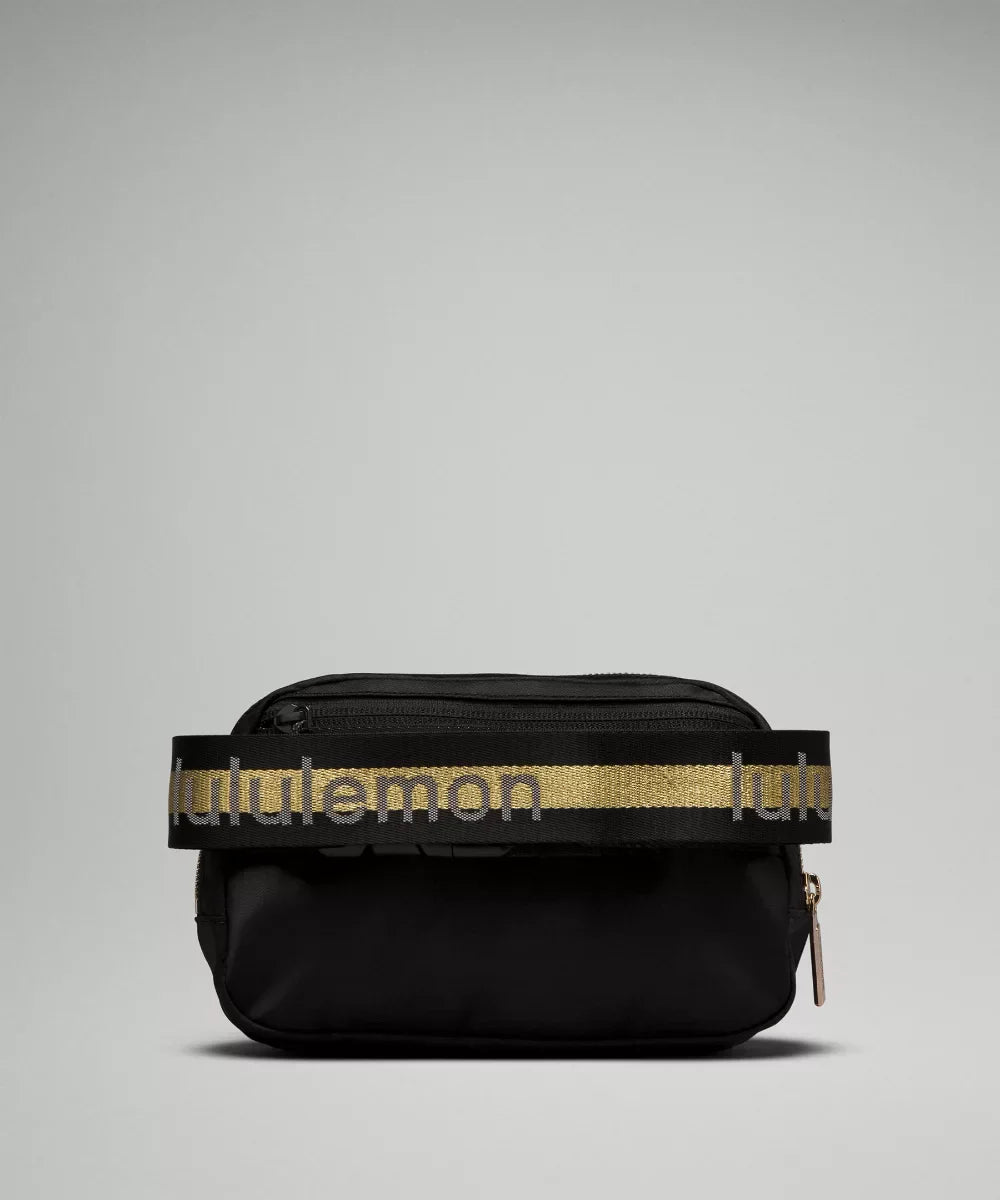 Lululemon Everywhere Belt Bag 1L - Black/Gold